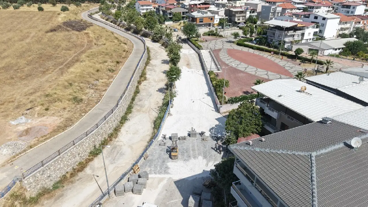 Menderes 19 Mayıs Caddesi baştan sona yenileniyor: 6 bin metrekare kilit parke
