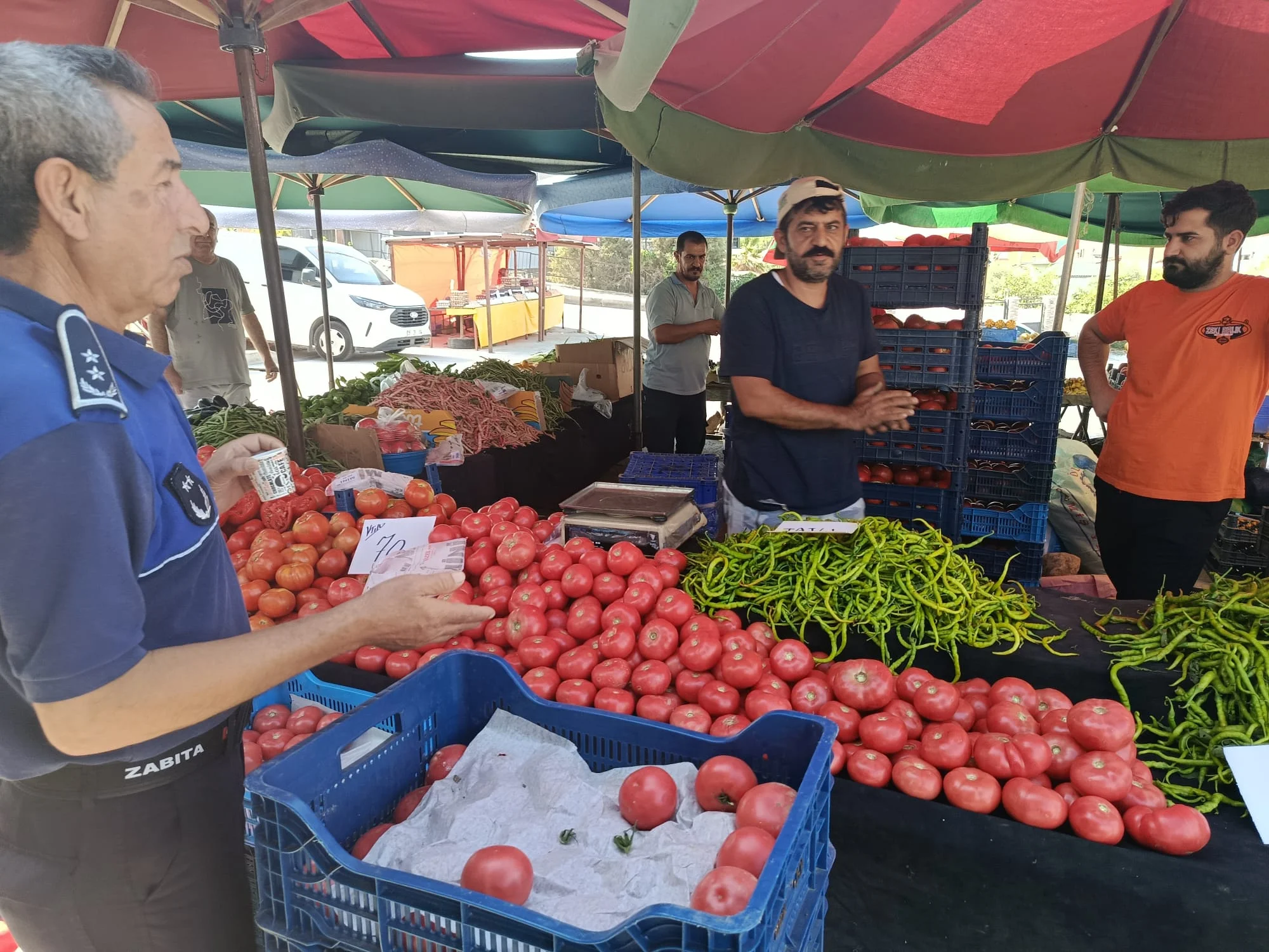 Çiğli'de Atasanayi ve semt pazarlarında kapsamlı zabıta denetimi 2 Çiğli'de Atasanayi ve semt pazarlarında kapsamlı zabıta denetimi