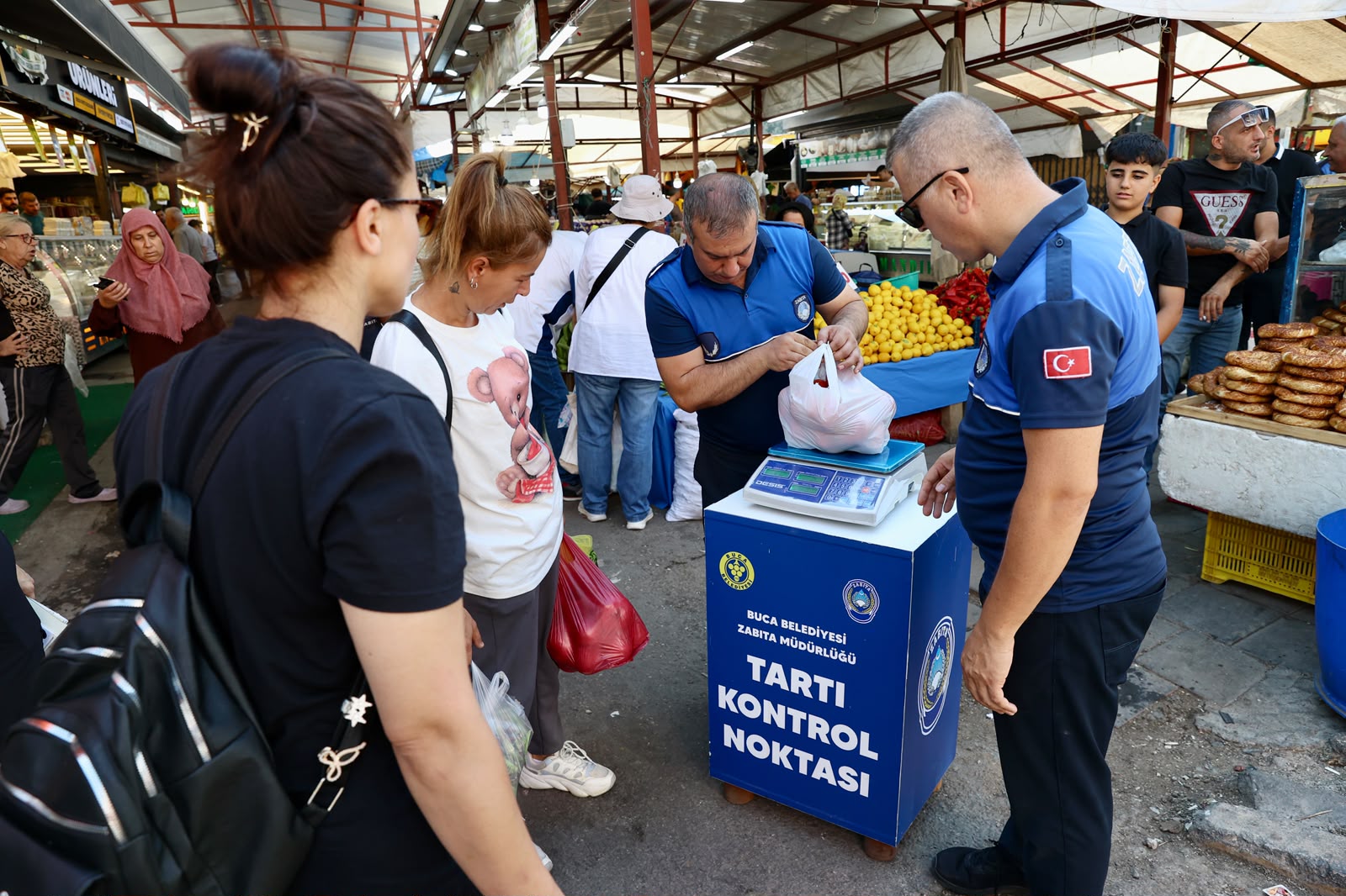 Buca Belediyesi, semt pazarlarında kilo ve gramaj belirsizliğini tamamen ortadan