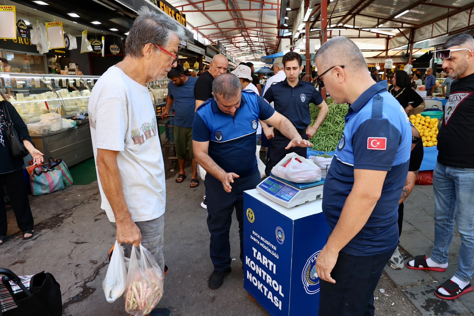 Buca pazarlarında tartıda haksızlığa son: Bucalılar anında tartabiliyor 1 Buca pazarlarında tartıda haksızlığa son: Bucalılar anında tartabiliyor