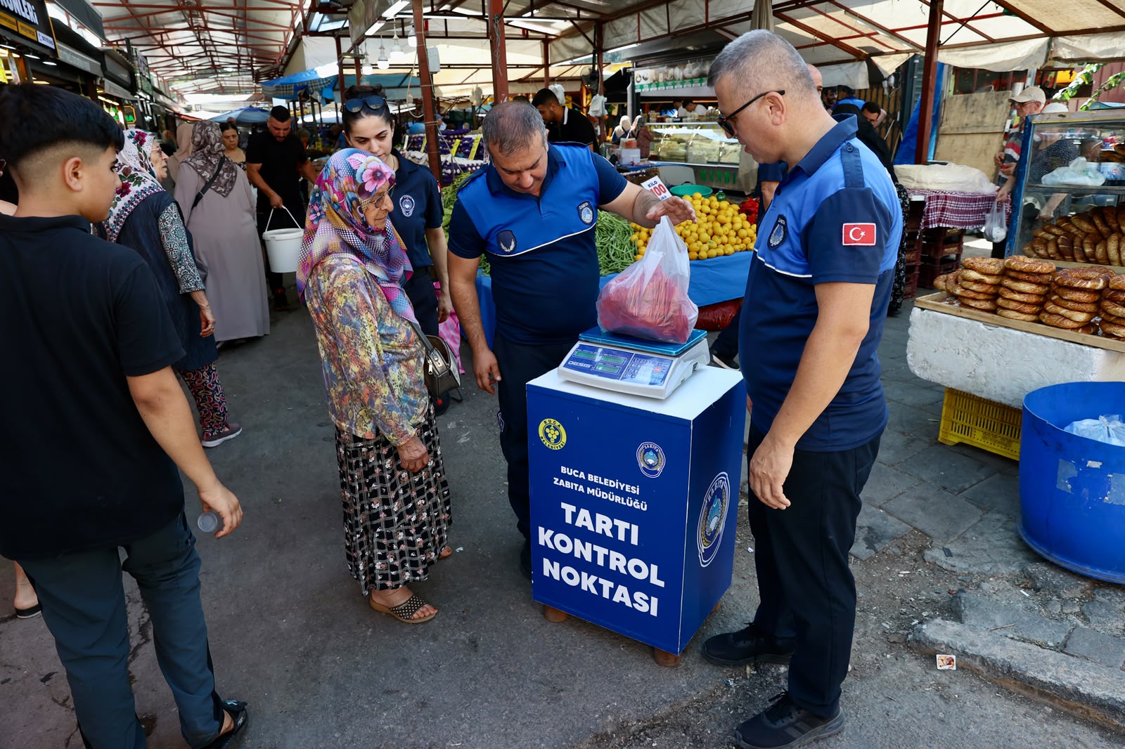 Buca pazarlarında tartıda haksızlığa son: Bucalılar anında tartabiliyor 2 Buca pazarlarında tartıda haksızlığa son: Bucalılar anında tartabiliyor