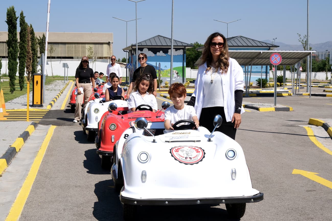 Menemen Belediyesi'nin Asarlık Gençlik Merkezi'nde hizmete açtığı dev Trafik Eğitim