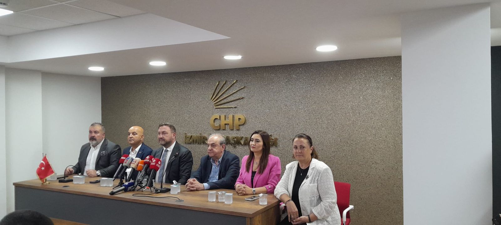 CHP İzmir’de sert hesaplaşma… Rıfat Nalbantoğlu’ndan Çağatay Güç’e şok sözler: “Gençleşmek başka, çocuklaşmak başka, CHP bu numaraları yemez!" 1 CHP İzmir’de sert hesaplaşma… Rıfat Nalbantoğlu’ndan Çağatay Güç’e şok sözler: “Gençleşmek başka, çocuklaşmak başka, CHP bu numaraları yemez!"