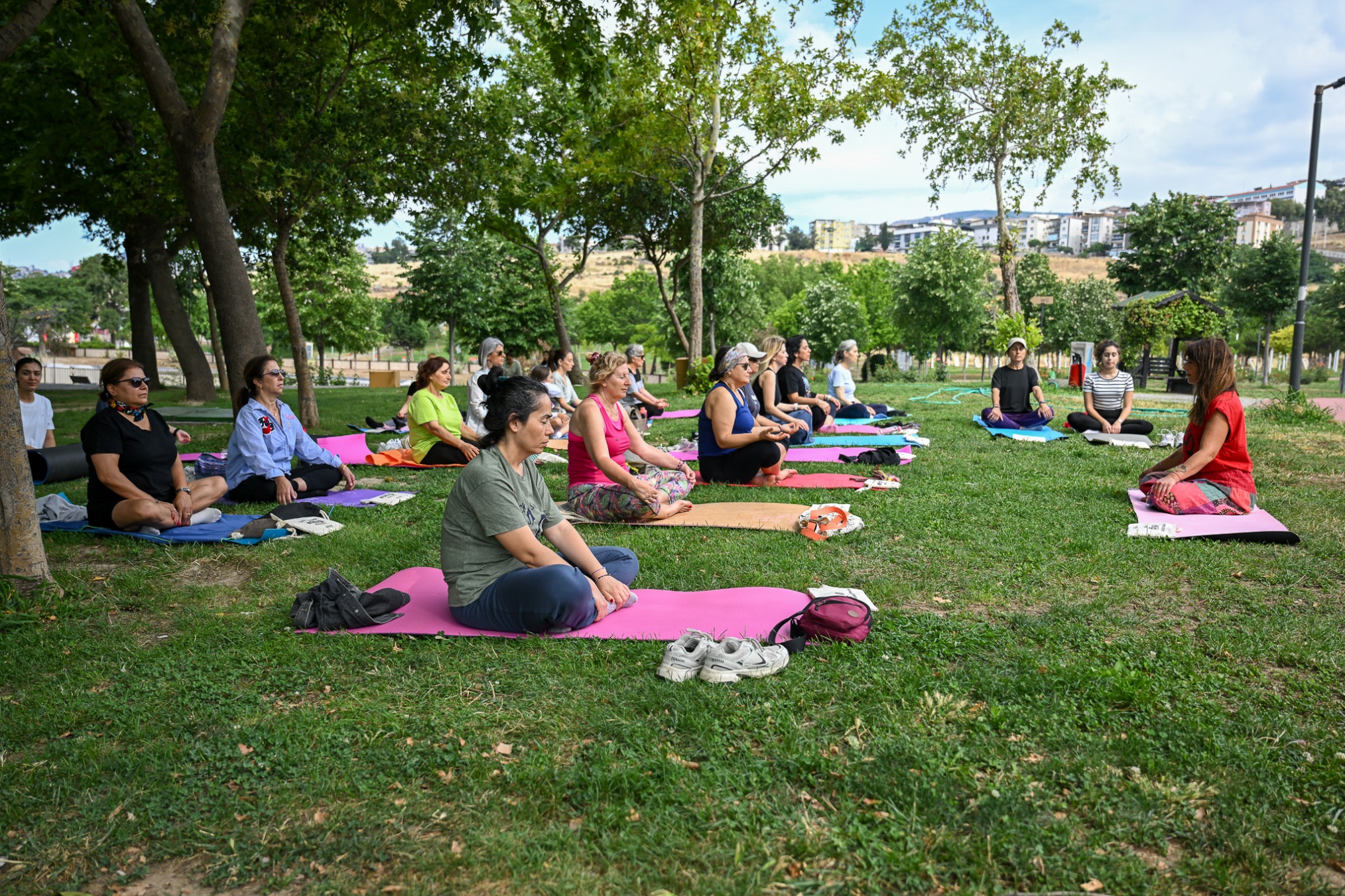 Bornova’da kadınlar doğanın kalbinde buluştu: Aşık Veysel Rekreasyon Alanı’nda yoga ve meditasyon rüzgarı! 1 Bornova’da kadınlar doğanın kalbinde buluştu: Aşık Veysel Rekreasyon Alanı’nda yoga ve meditasyon rüzgarı!