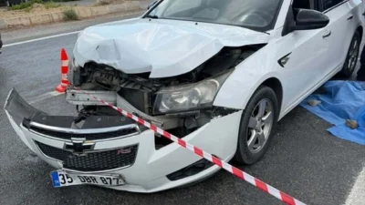 İzmir’in Menderes ilçesinde aynı yönde seyreden iki otomobilin çarpışması sonucu