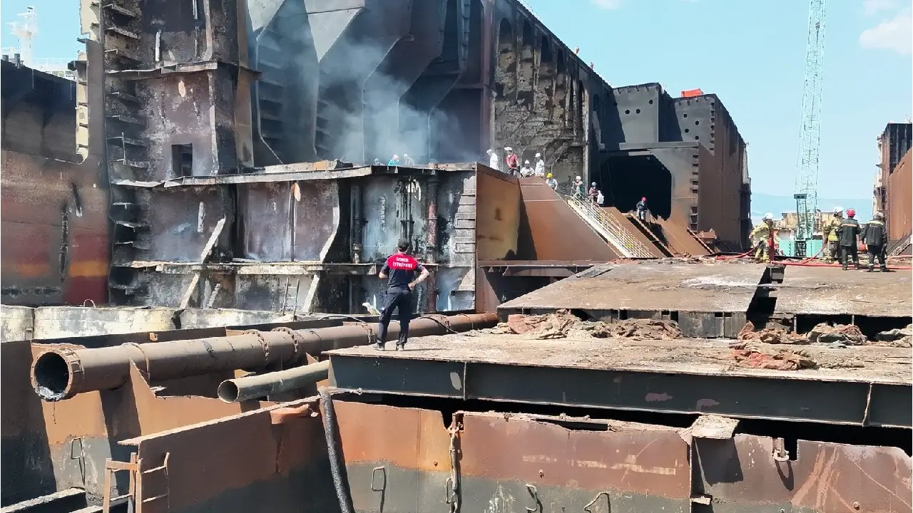 Aliağa'da yakıt tankeri yangını: İzmir İtfaiyesi’nden hızlı müdahale