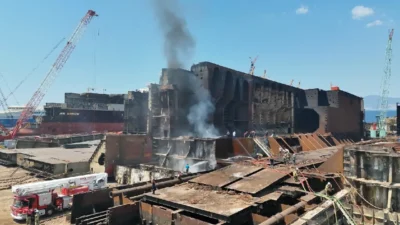 Aliağa Gemi Söküm Tesisleri'ndeki bir yakıt tankerinde yangın çıktı. İzmir