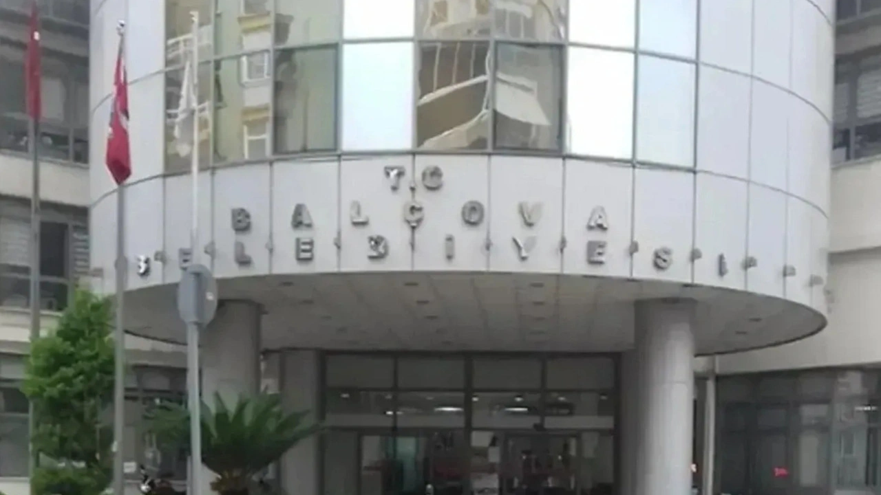 İçişleri Bakanlığı tarafından görevden uzaklaştırılan Balçova Belediye Başkanı Onur Yiğit’in