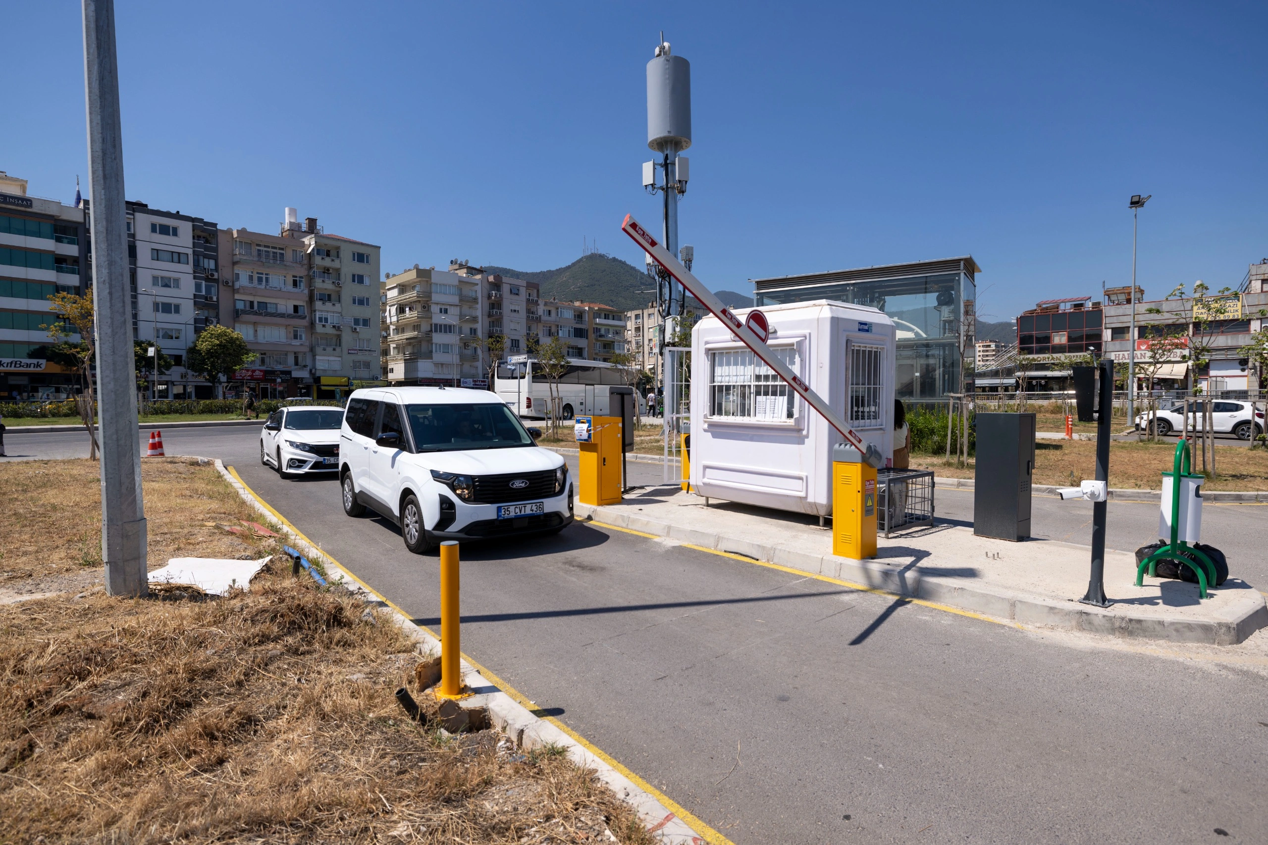 “Aracını bırak, metroya atla!" Balçova'da trafik çilesini bitiren otopark hamlesi hizmette!