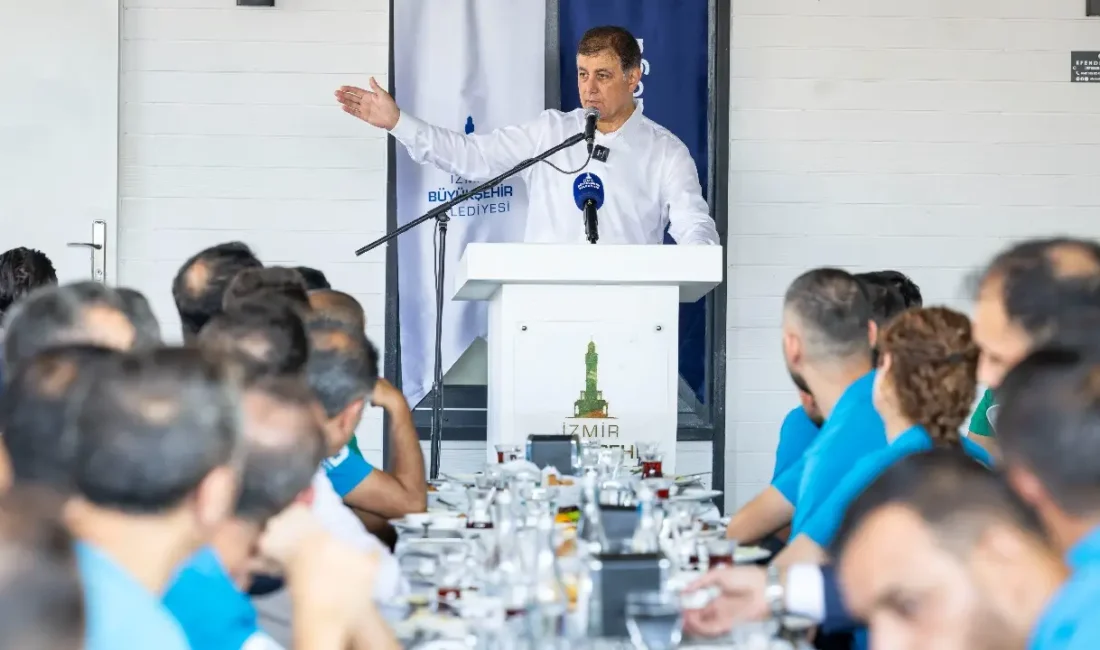 İzmir Büyükşehir Belediye Başkanı Dr. Cemil Tugay, güne İzdönüşüm personeliyle