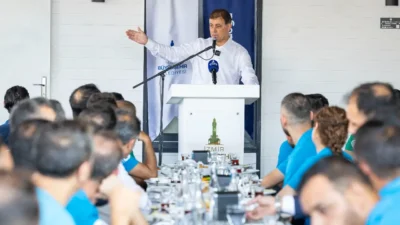 İzmir Büyükşehir Belediye Başkanı Dr. Cemil Tugay, güne İzdönüşüm personeliyle