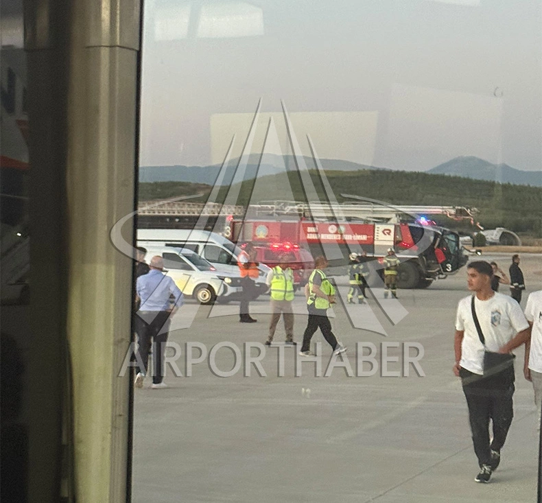 Gökyüzünde bomba alarmı: Berlin-İzmir seferini yapan yolcu uçağı acil iniş yaptı 1 Gökyüzünde bomba alarmı: Berlin-İzmir seferini yapan yolcu uçağı acil iniş yaptı