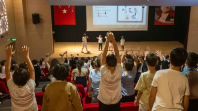 Modern dönemin en büyük okul sorunlarından biri olan akran zorbalığı