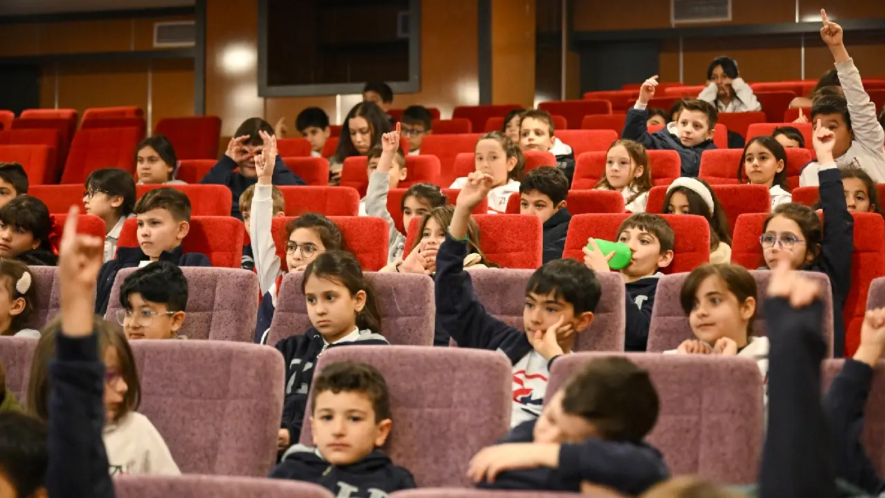 Okul sıralarında "akran zorbalığı" ve "duruş bozukluğu" alarmı! Uzmanlar Bornovalı gençler için sahada!