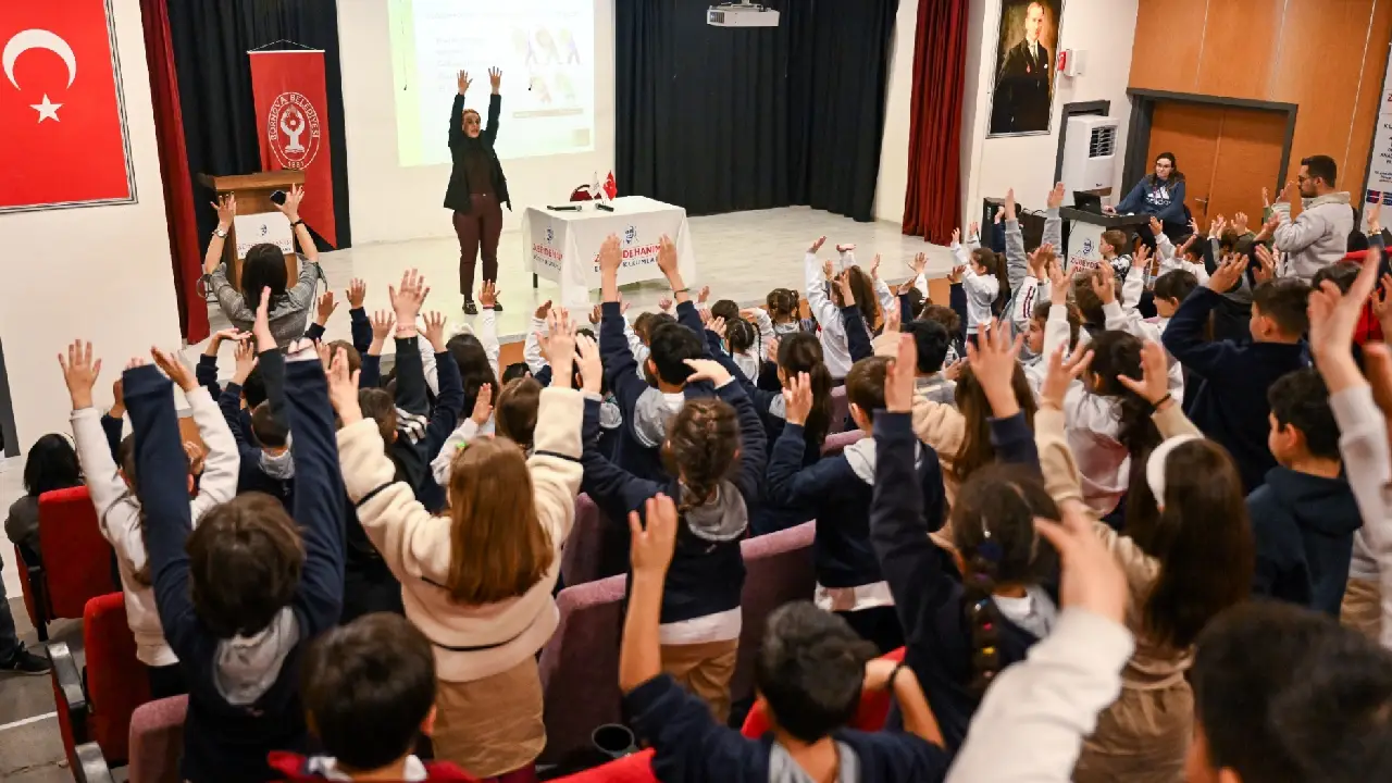 Okul sıralarında "akran zorbalığı" ve "duruş bozukluğu" alarmı! Uzmanlar Bornovalı gençler için sahada!