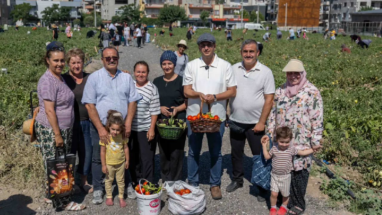 Bornova'da krizi yenen hasat dönemi! Başkan Ömer Eşki: "Bu pazarda enflasyon yok!"