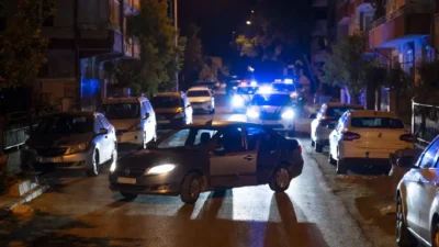 İzmir’in Bornova ilçesinde polisin "dur" ihtarına uymayarak kaçan ve otomobilini