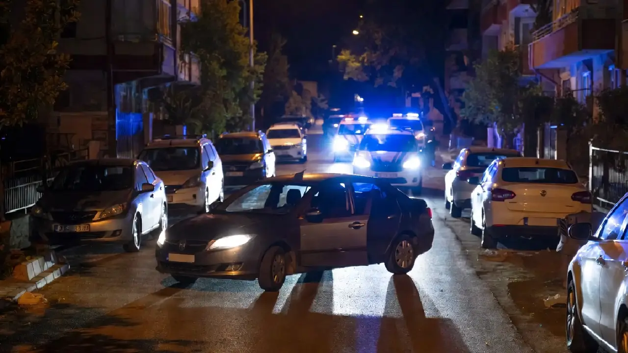 Bornova’da nefes kesen kovalamaca: Terk edilen araçtan 118 bin sentetik hap çıktı