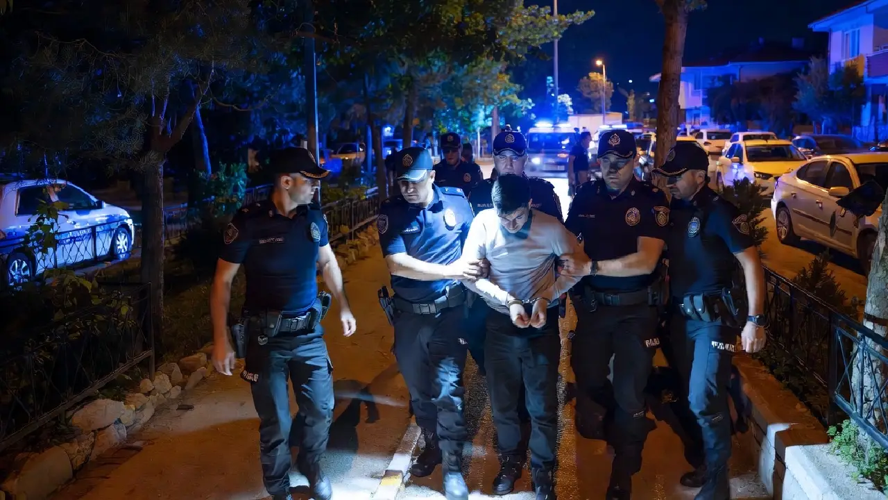 Bornova’da nefes kesen kovalamaca: Terk edilen araçtan 118 bin sentetik hap çıktı