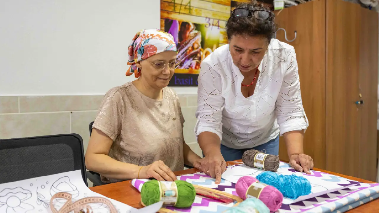 Bornova Belediyesi el sanatları kursu Yeliz’e umut oldu: “Burada hastalığımı unuttum”