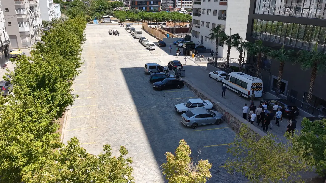 Bayraklı’da çifte çözüm: Hem yeşil alan hem otopark!