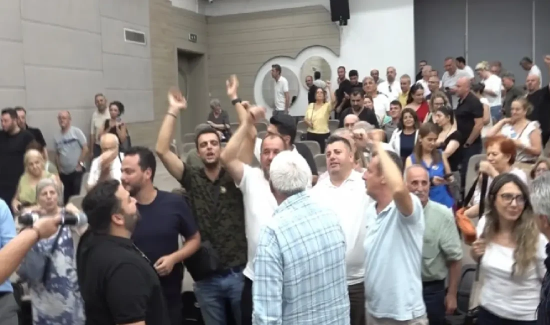 Özgür Özel’in yeni parti kuracağını açıklamasının ardından İzmir teşkilatında başlayan
