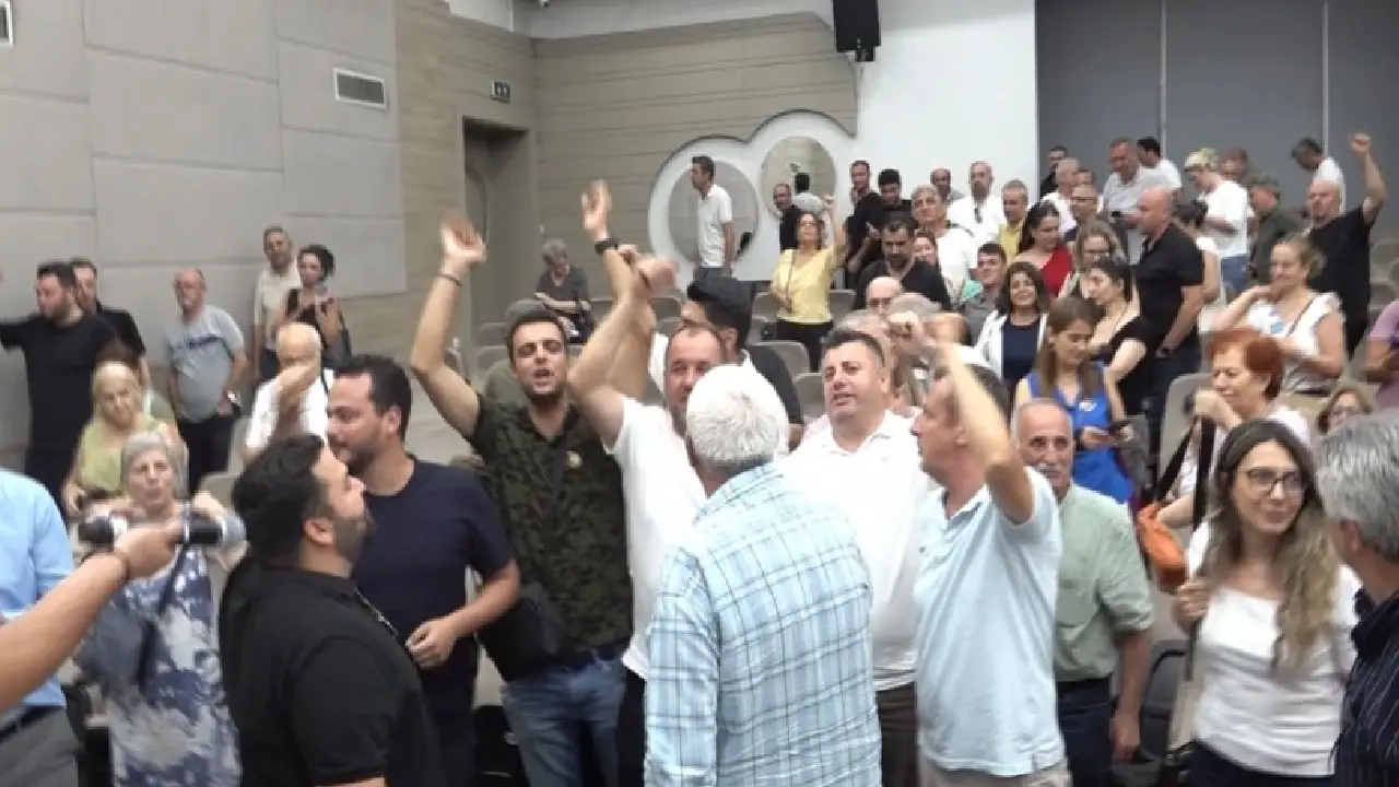 Bornova’da 153 mahalle temsilcisinden toplu istifa: Gençlik Marşı'yla CHP'ye veda ettiler