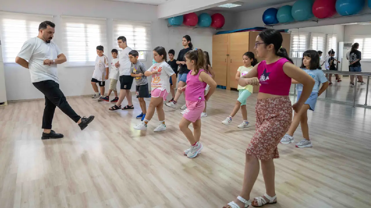 Ekran başında değil, sanatın ve sporun merkezinde! Bornova’da yaz seferberliği! 4 Ekran başında değil, sanatın ve sporun merkezinde! Bornova’da yaz seferberliği!