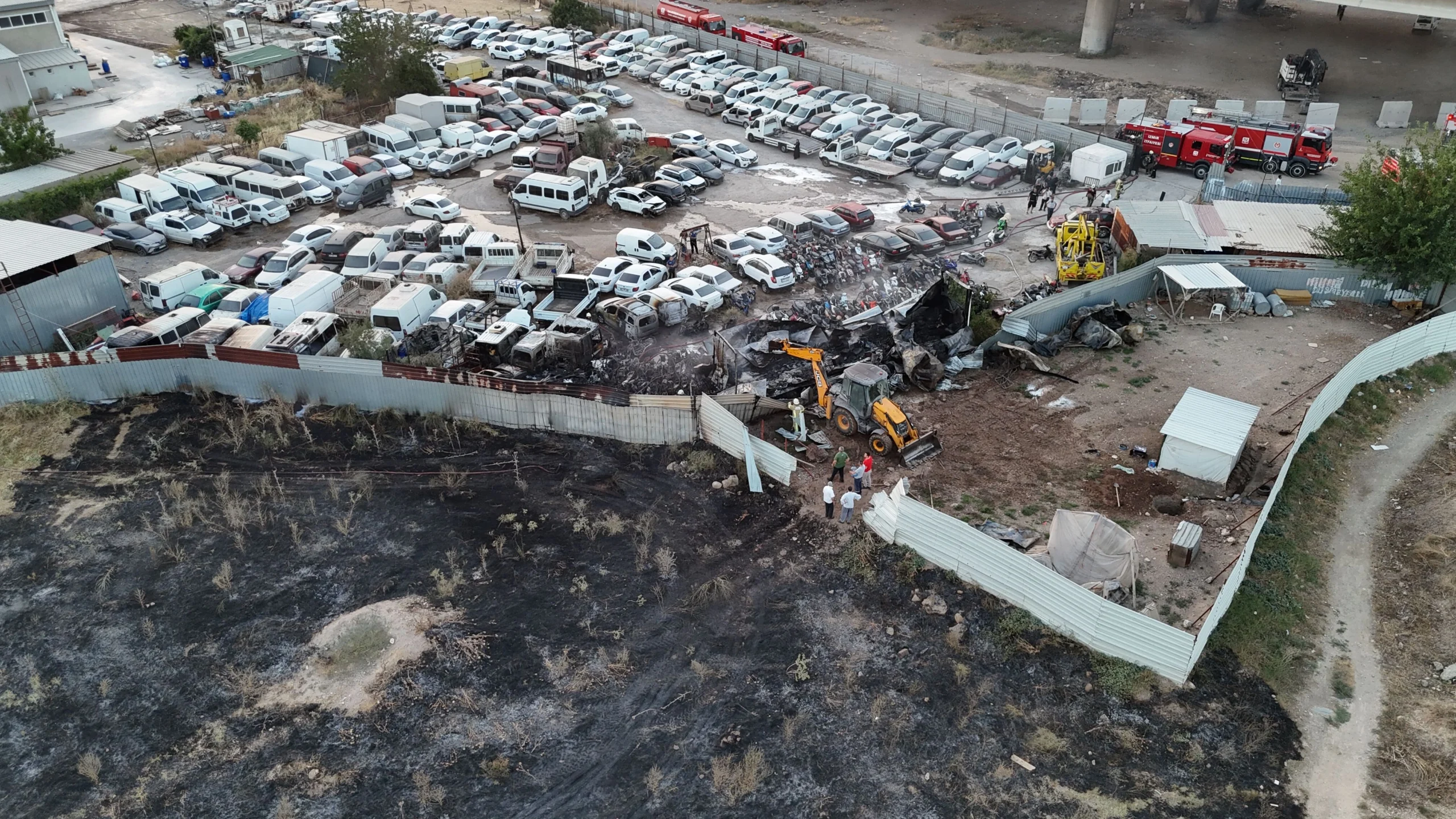 Bornova’da yediemin otoparkı alevlere teslim: 62 araç kül oldu
