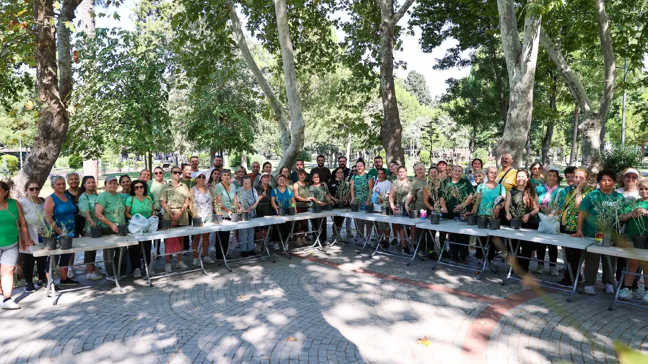 Buca’da Dünya Doğa Koruma Günü’nde anlamlı etkinlik: Kadınlar fidan dikti