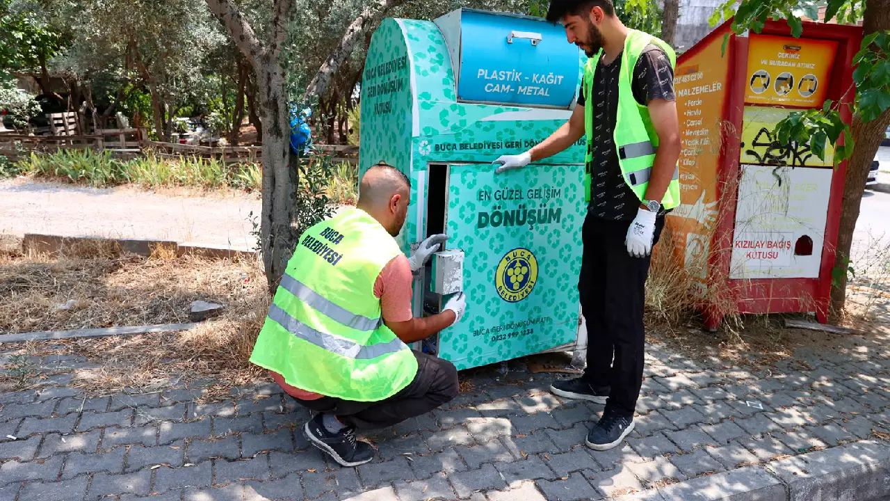 Buca Belediyesi, ilçenin dört bir yanını geri dönüşüm kumbaralarıyla donatarak