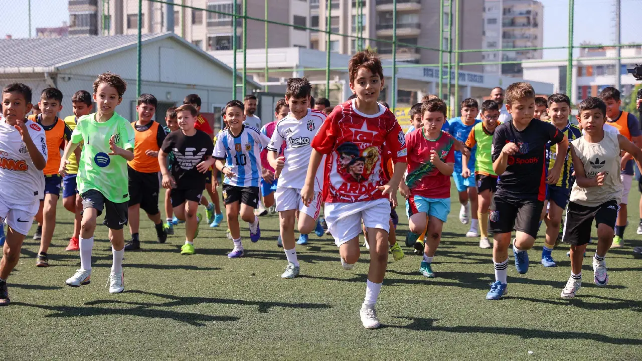 Bucalı minikler dijital bağımlılığa "kırmızı kart" gösterdi! Kurslara yoğun ilgi
