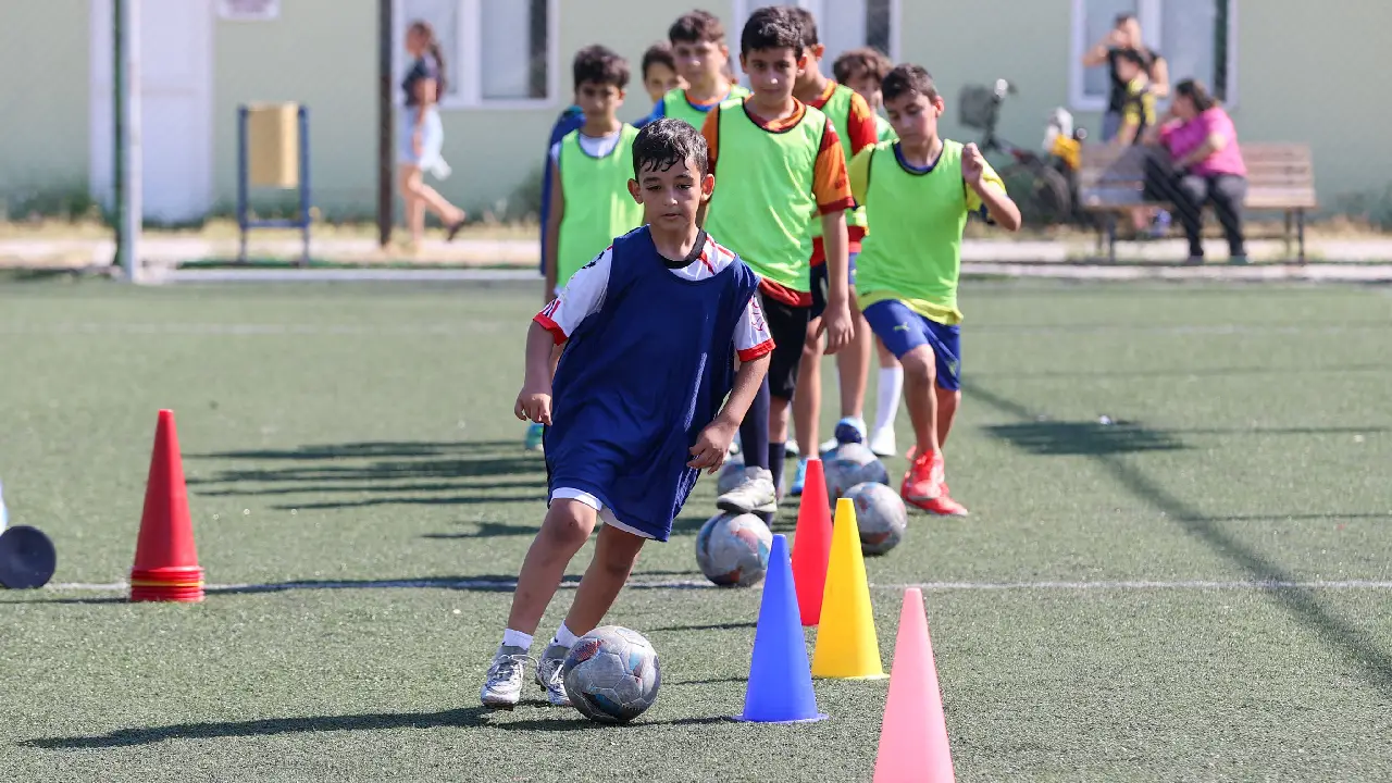 Bucalı minikler dijital bağımlılığa "kırmızı kart" gösterdi! Kurslara yoğun ilgi 1 Bucalı minikler dijital bağımlılığa "kırmızı kart" gösterdi! Kurslara yoğun ilgi