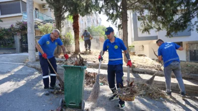 Buca Belediyesi, artan sıcaklıklarla birlikte temizlik çalışmalarını ilçe genelinde yoğunlaştırdı.