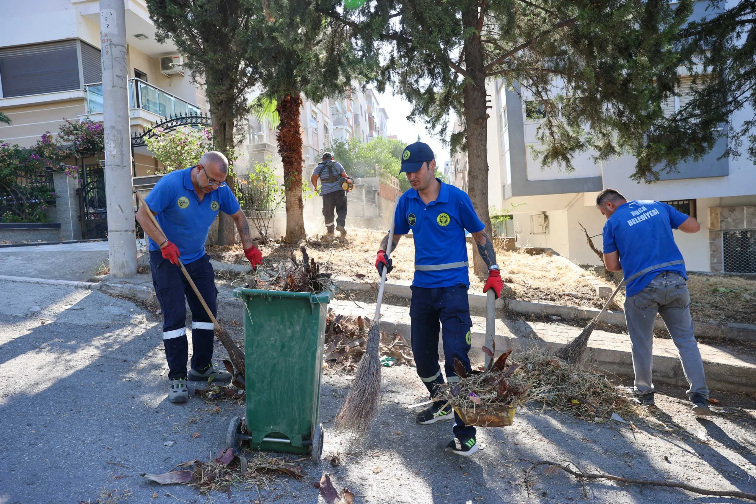 Buca’da yaz temizliği hız kesmeden sürüyor