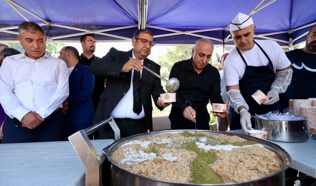 Buca'da düzenlenen aşure lokması ikramında Buca Belediye Başkan Vekili Hüseyin