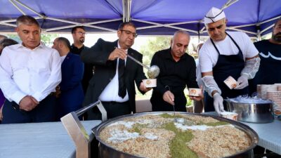 Buca'da düzenlenen aşure lokması ikramında Buca Belediye Başkan Vekili Hüseyin