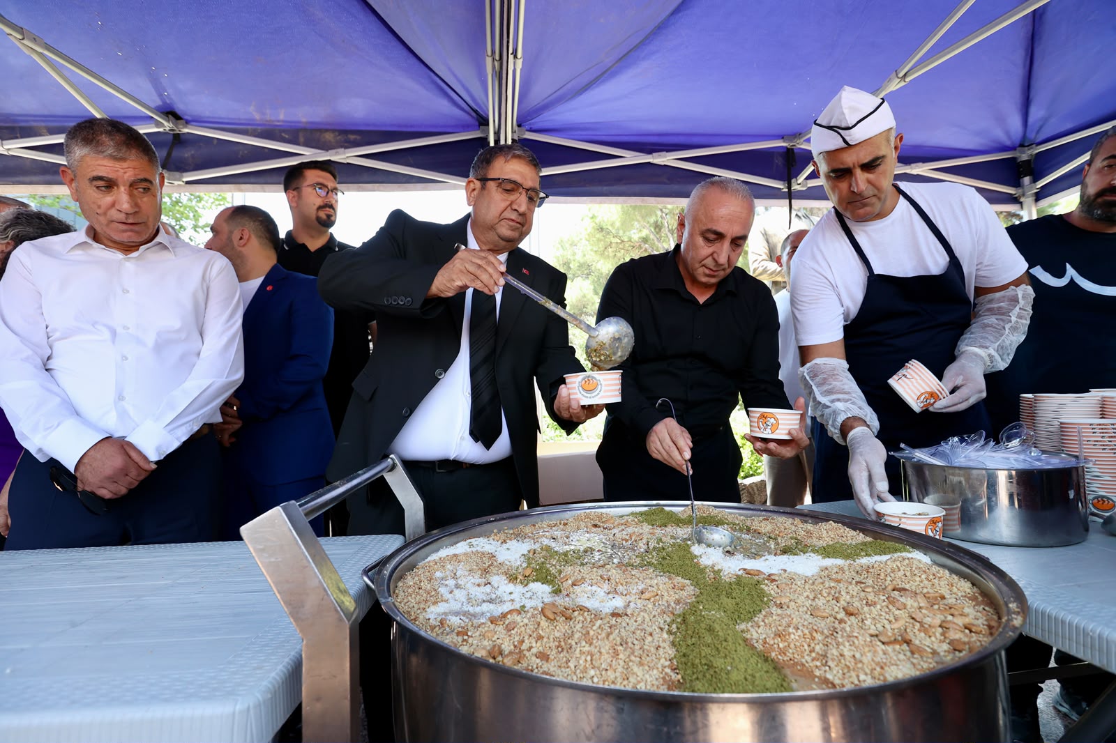Buca’da birlik ve beraberlik kazanı aşure için karıldı! Başkan Benzer kazan başına geçti!