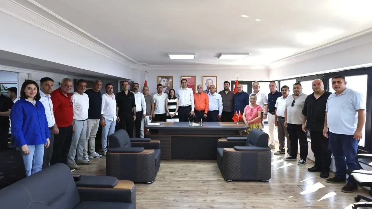 Özgür Özel’in TBMM’deki veda konuşmasının ardından İzmir teşkilatında hareketli saatler