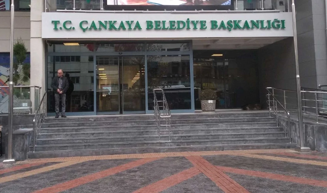 Ankara'da sabahın erken saatlerinde emniyet güçleri, Çankaya Belediyesi'ne ait hizmet