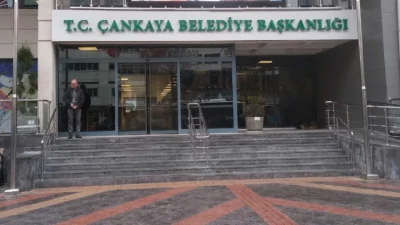 Ankara'da sabahın erken saatlerinde emniyet güçleri, Çankaya Belediyesi'ne ait hizmet