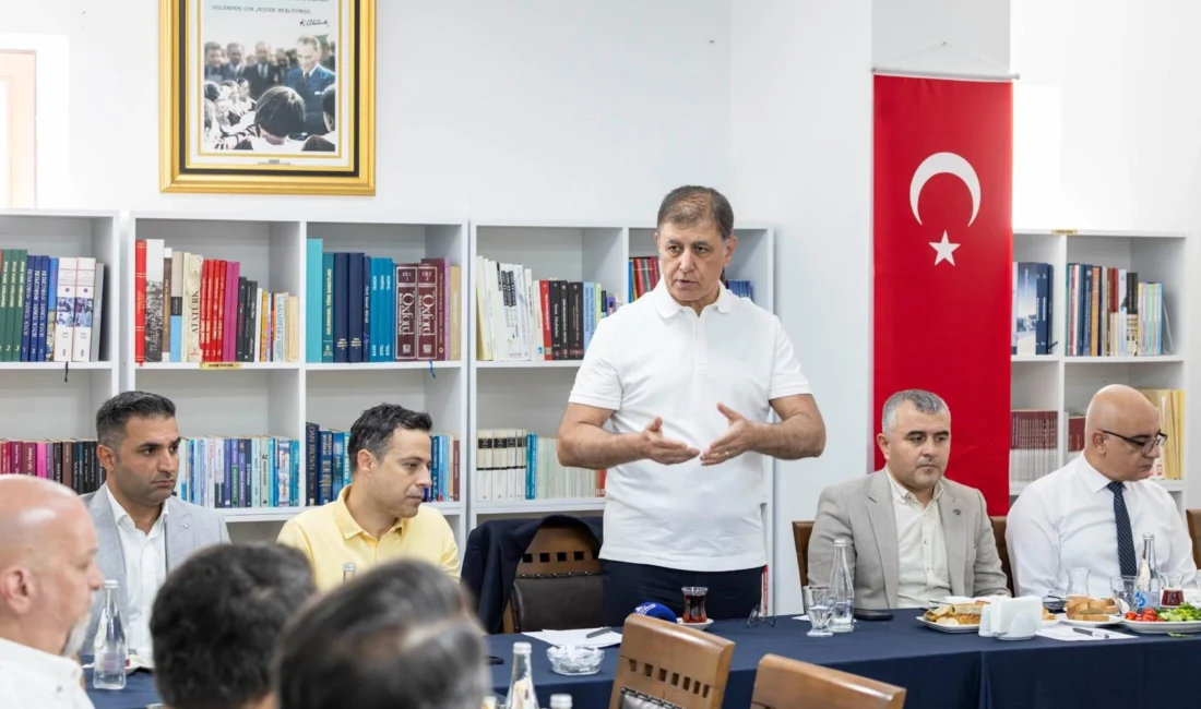 İzmir Büyükşehir Belediye Başkanı Dr. Cemil Tugay, Kemeraltı esnafıyla bir