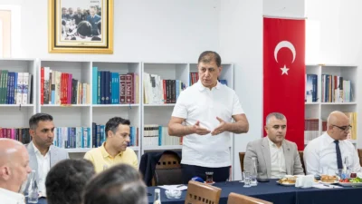 İzmir Büyükşehir Belediye Başkanı Dr. Cemil Tugay, Kemeraltı esnafıyla bir