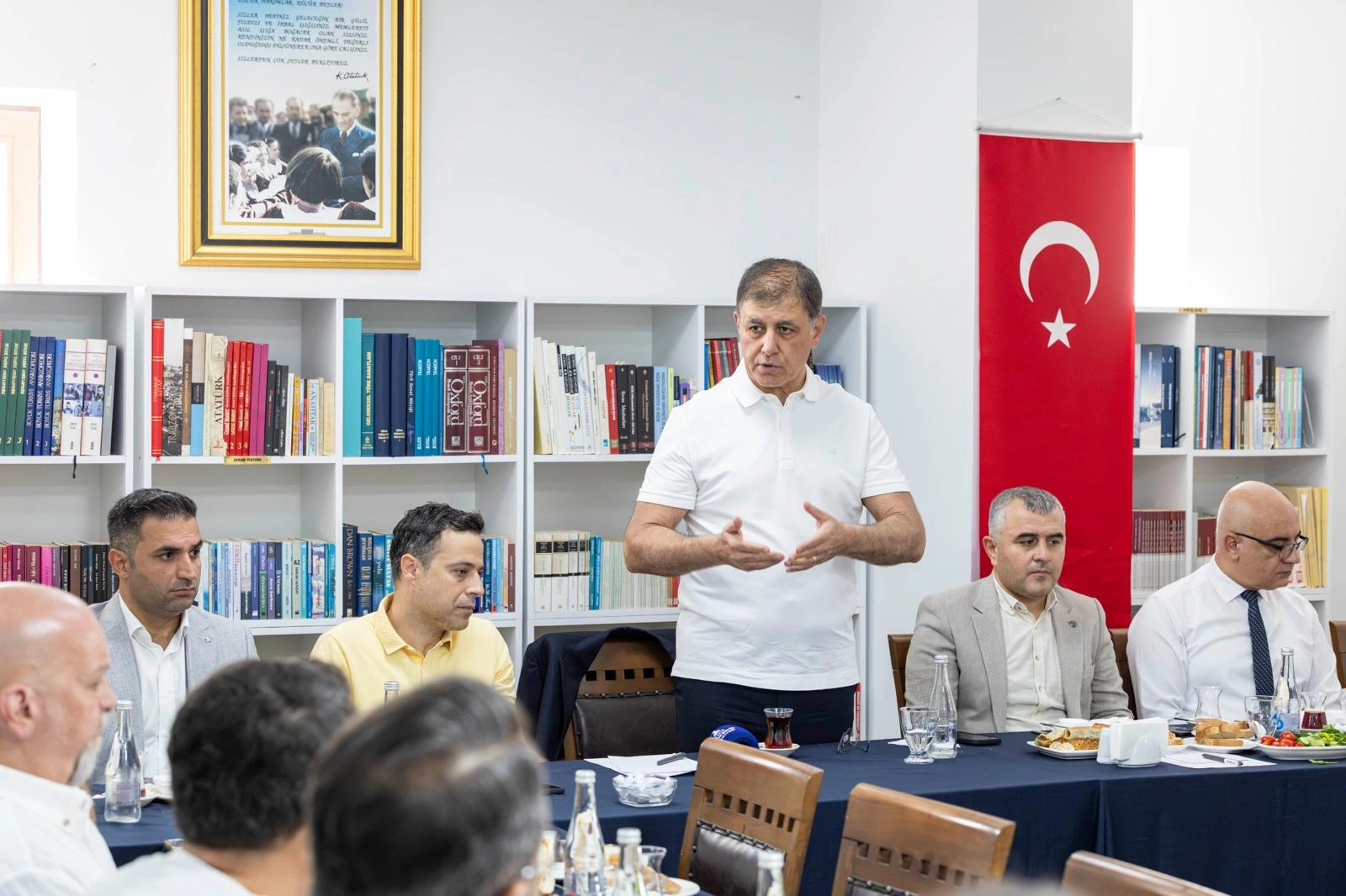 İzmir Büyükşehir Belediye Başkanı Dr. Cemil Tugay, Kemeraltı esnafıyla bir