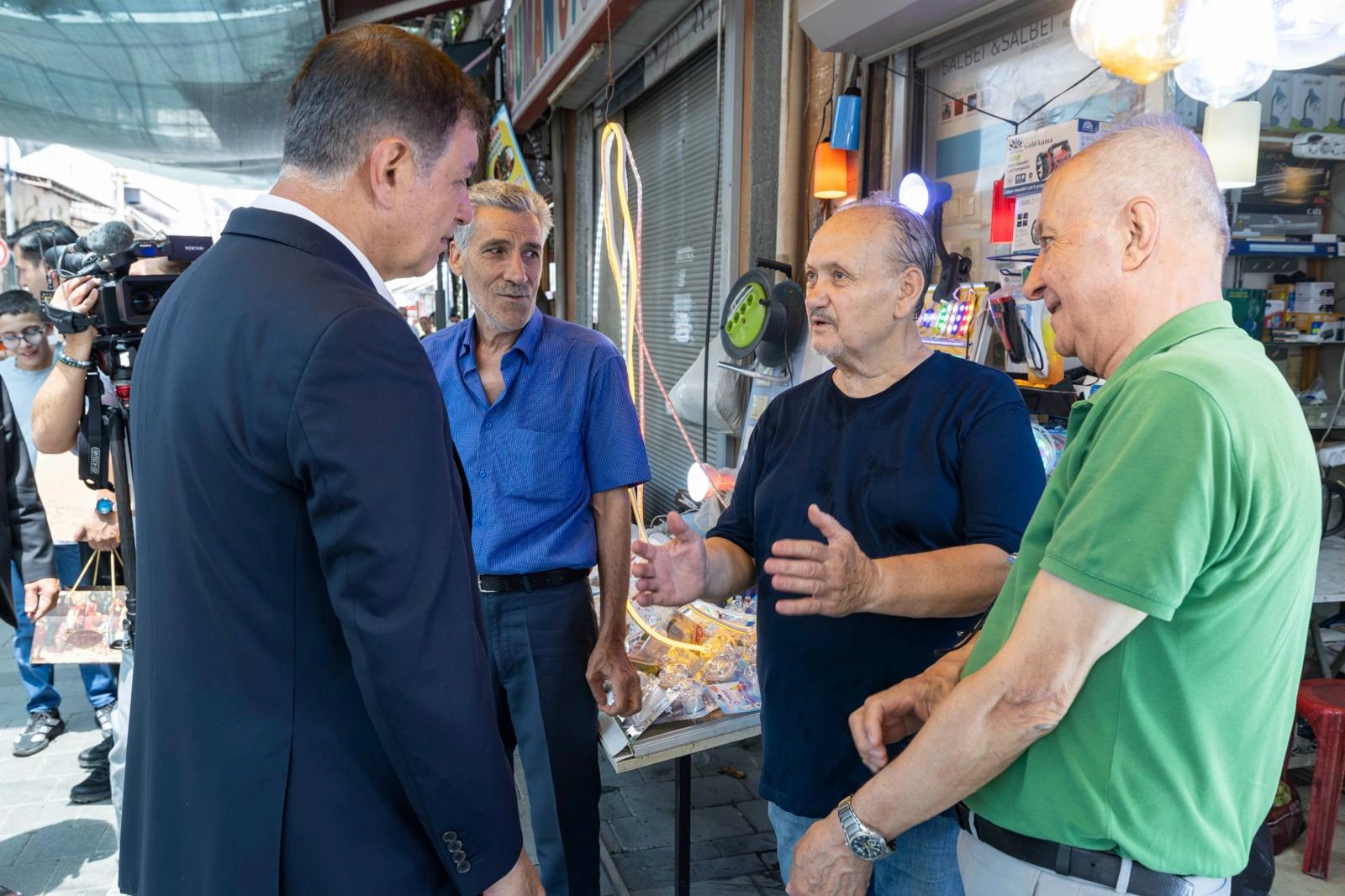 “Tek derdimiz işimizi iyi yapmak”: Başkan Tugay’dan Kemeraltı esnafına söz: Görev sürem bitmeden tüm dev projeler tamamlanacak!