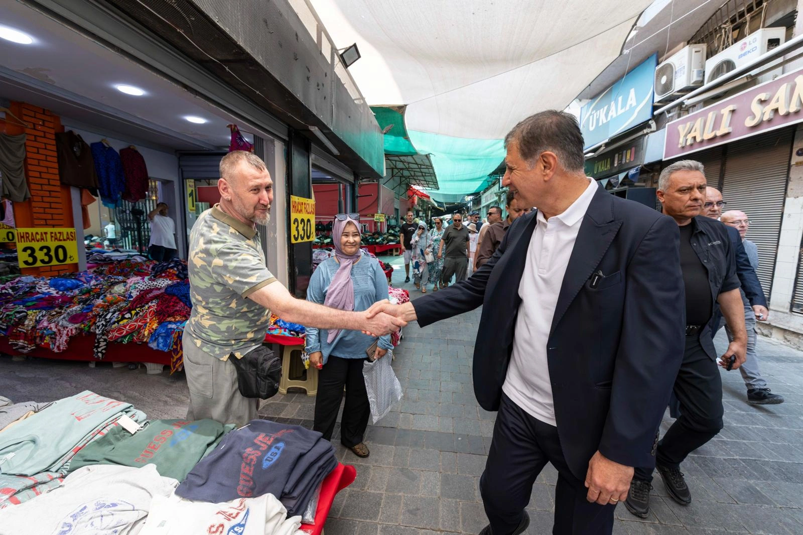 “Tek derdimiz işimizi iyi yapmak”: Başkan Tugay’dan Kemeraltı esnafına söz: Görev sürem bitmeden tüm dev projeler tamamlanacak!