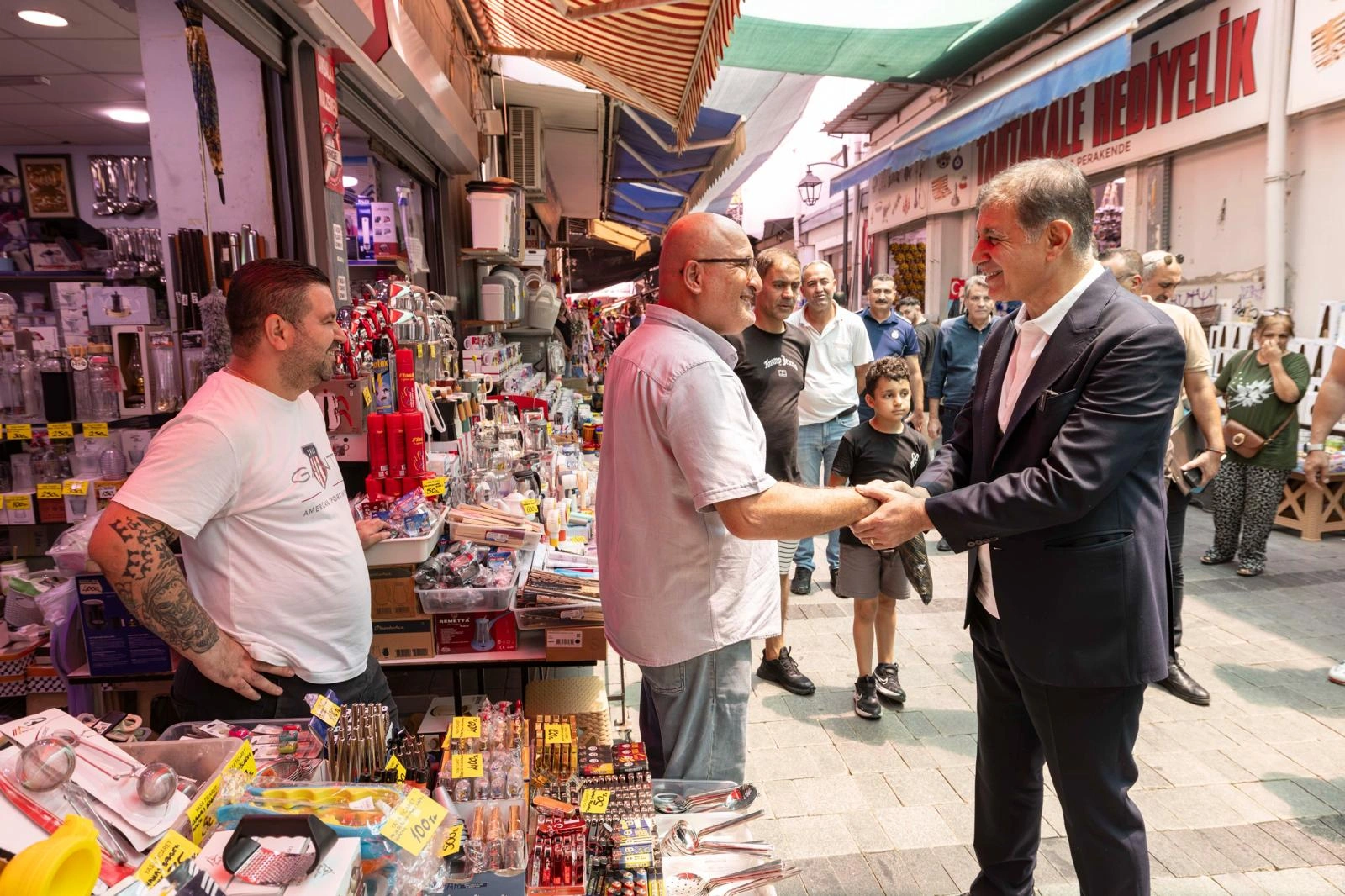 “Tek derdimiz işimizi iyi yapmak”: Başkan Tugay’dan Kemeraltı esnafına söz: Görev sürem bitmeden tüm dev projeler tamamlanacak!