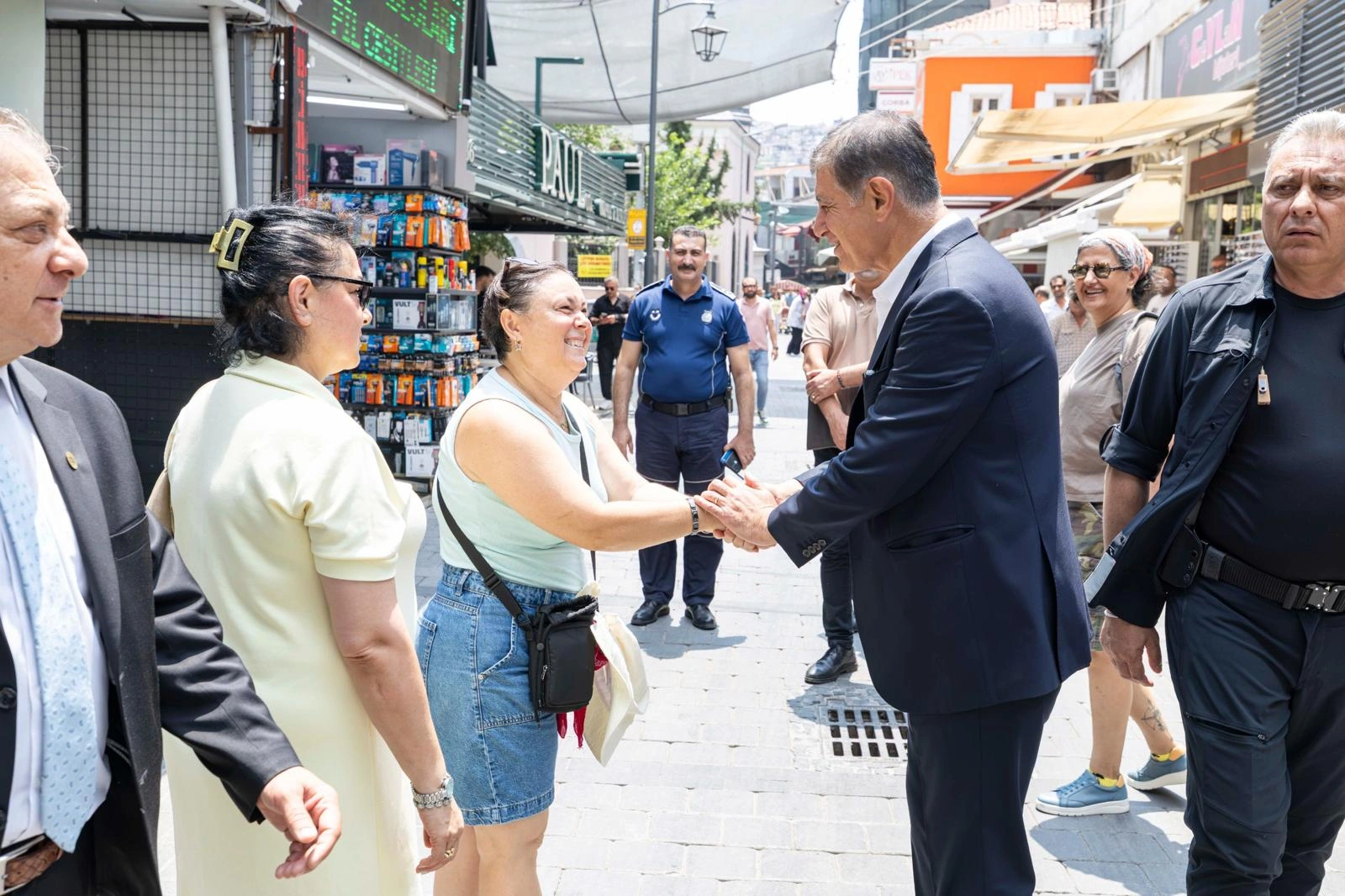 “Tek derdimiz işimizi iyi yapmak”: Başkan Tugay’dan Kemeraltı esnafına söz: Görev sürem bitmeden tüm dev projeler tamamlanacak!