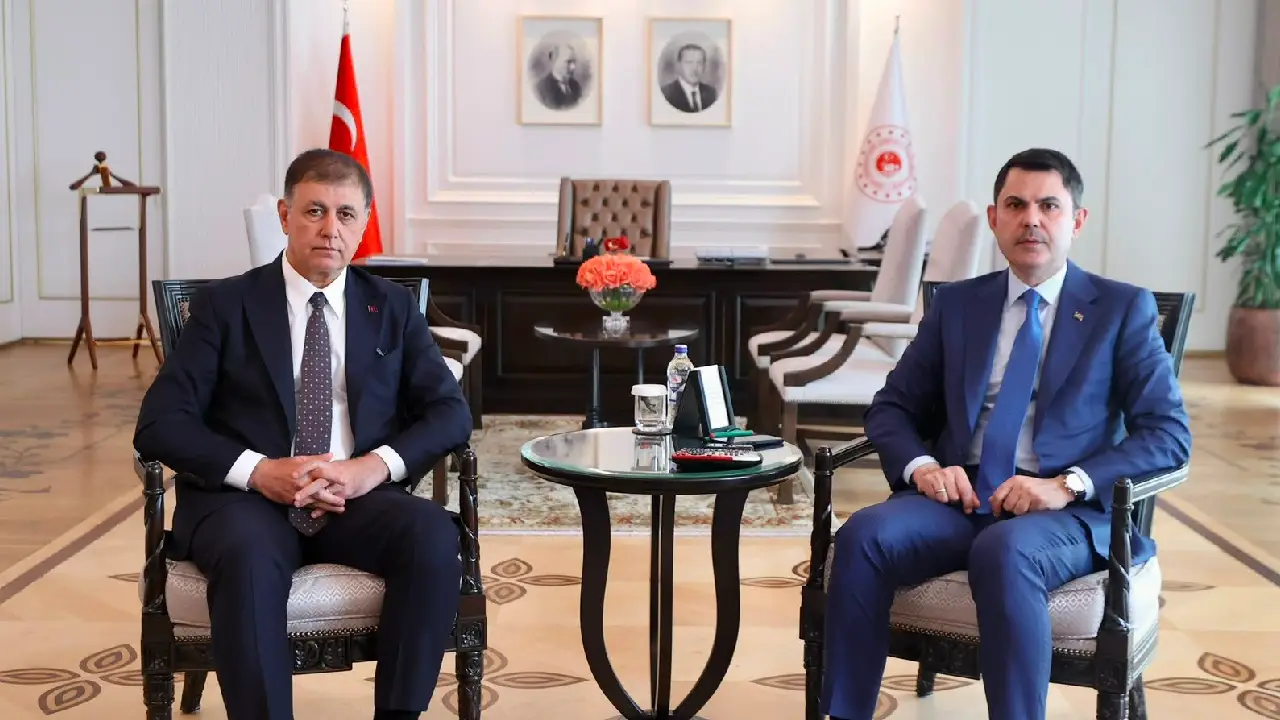 İzmir’de kentsel dönüşüm için kritik zirve: Karabağlar’daki 15 mahalle için Ankara ile masaya oturuldu