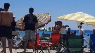 İzmir’in dünyaca ünlü Altınkum Plajı’nda, havlusunu serip şemsiyesini açmak isteyen